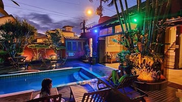 Una piscina al aire libre