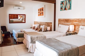 Habitación cuádruple superior, patio | Caja fuerte y ropa de cama