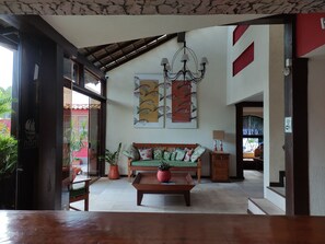 30–tuumainen taulutelevisio, jossa satelliittikanavat