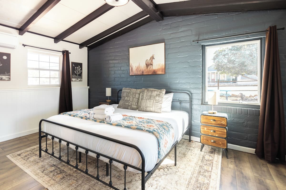 特色客房 | 高級寢具、記憶床墊、筆電工作空間、獨特裝潢