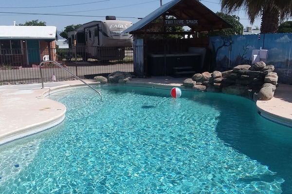 Piscine extérieure (ouverte en saison), parasols de plage