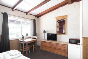 Rom – standard | Oppholdsområde | En 19-tommers Flatskjerm-TV med kabel-kanaler samt TV