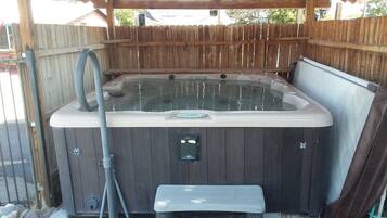 Tina de hidromasaje al aire libre