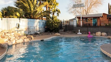 Außenpool (je nach Saison geöffnet), Sonnenschirme, Liegestühle