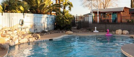 Alberca al aire libre por temporada y sombrillas en la alberca