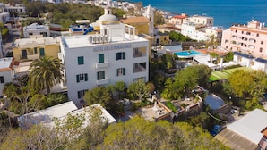 A hotel named HOTEL VILLA PANORAMICA with a rooftop pool and a view of the sea. - Villa Panoramica (Ischia)