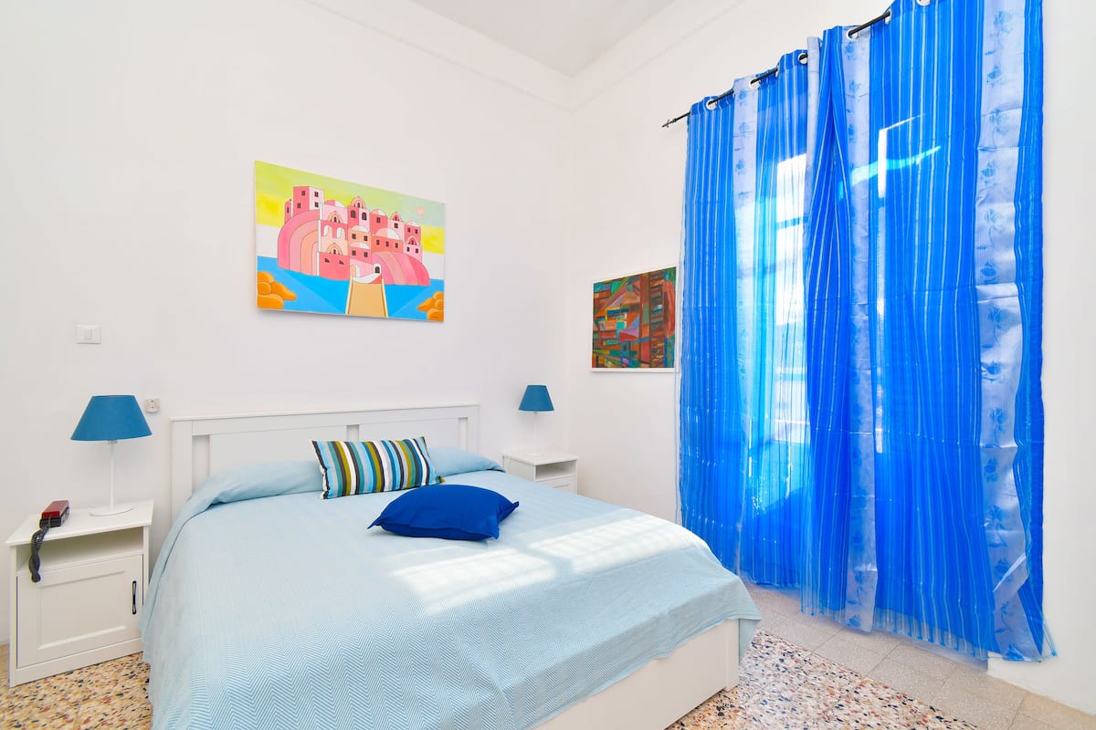 Double Room | Dilengkapkan perabot secara berasingan, meja, langsir/tirai gelap terus