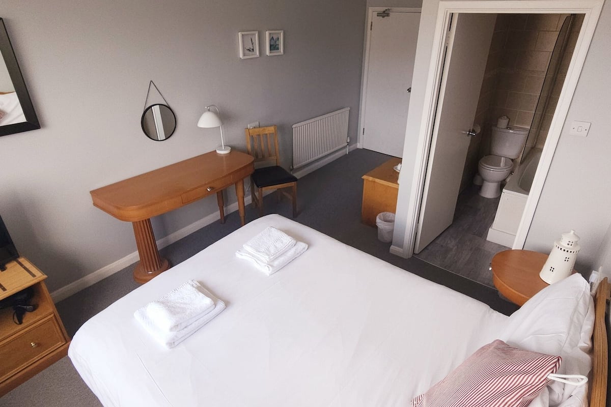 Habitación estándar doble, baño privado, vistas al mar | Ropa de cama