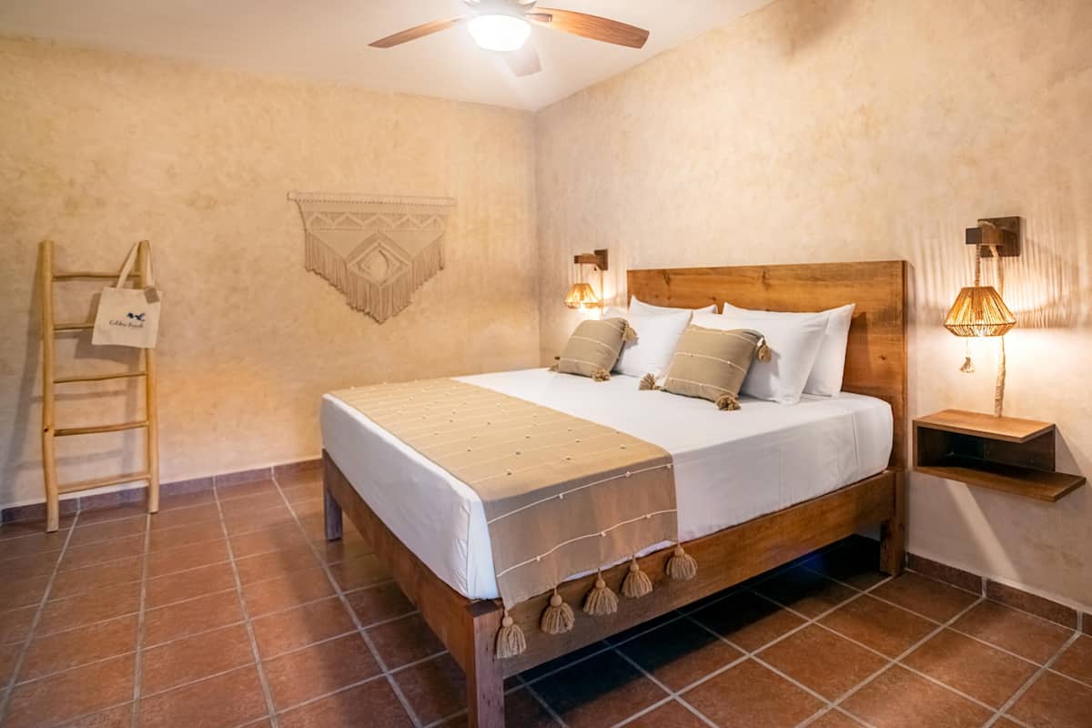 Minibar, in-room safe, WiFi (free), bed sheets