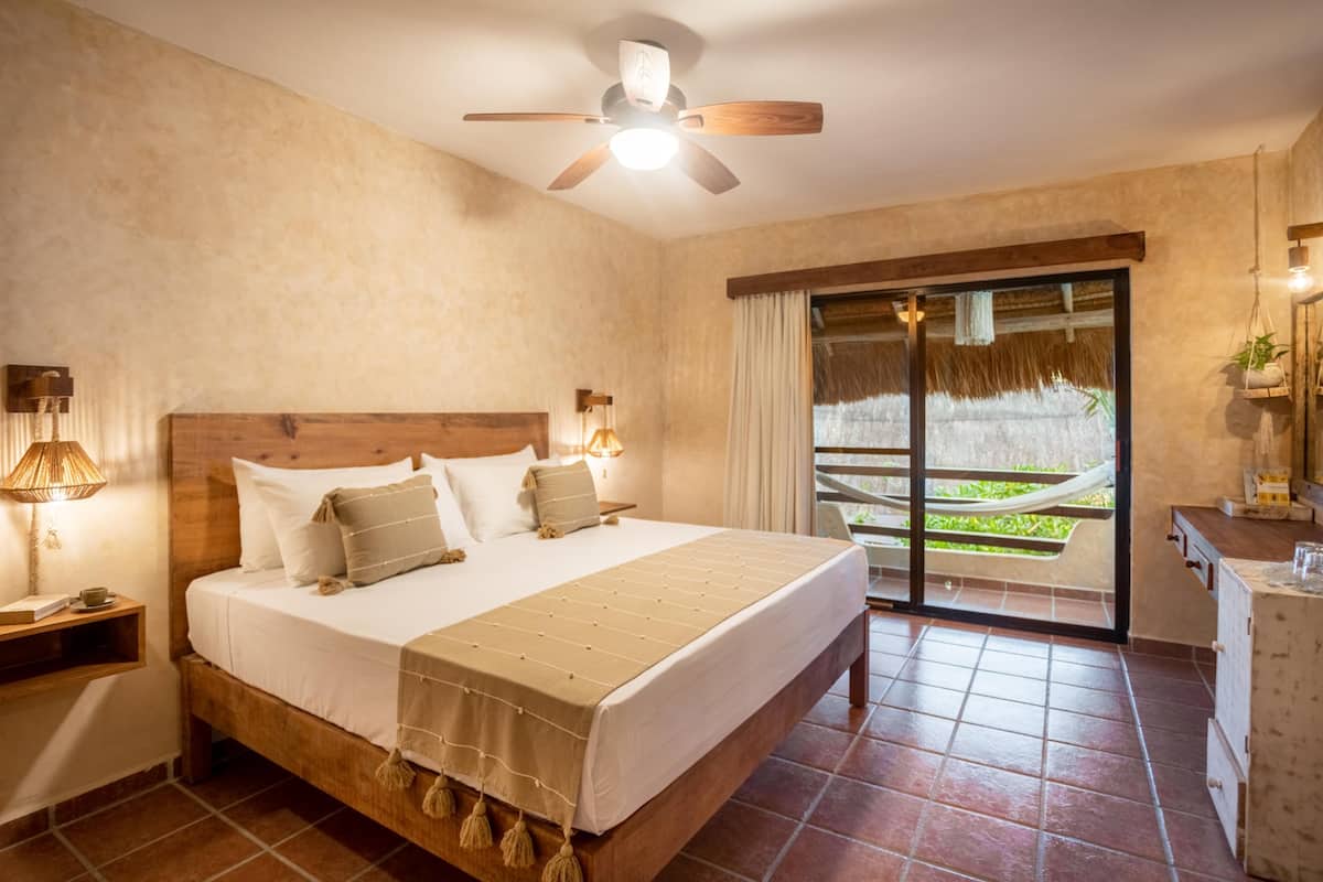 Minibar, brankas, Wi-Fi gratis, dan seprai linen