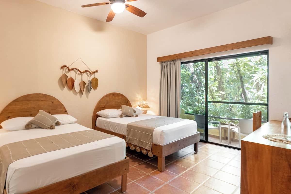 Kamar Standar, 2 Tempat Tidur Double, pemandangan kebun | Minibar, brankas, Wi-Fi gratis, dan seprai linen
