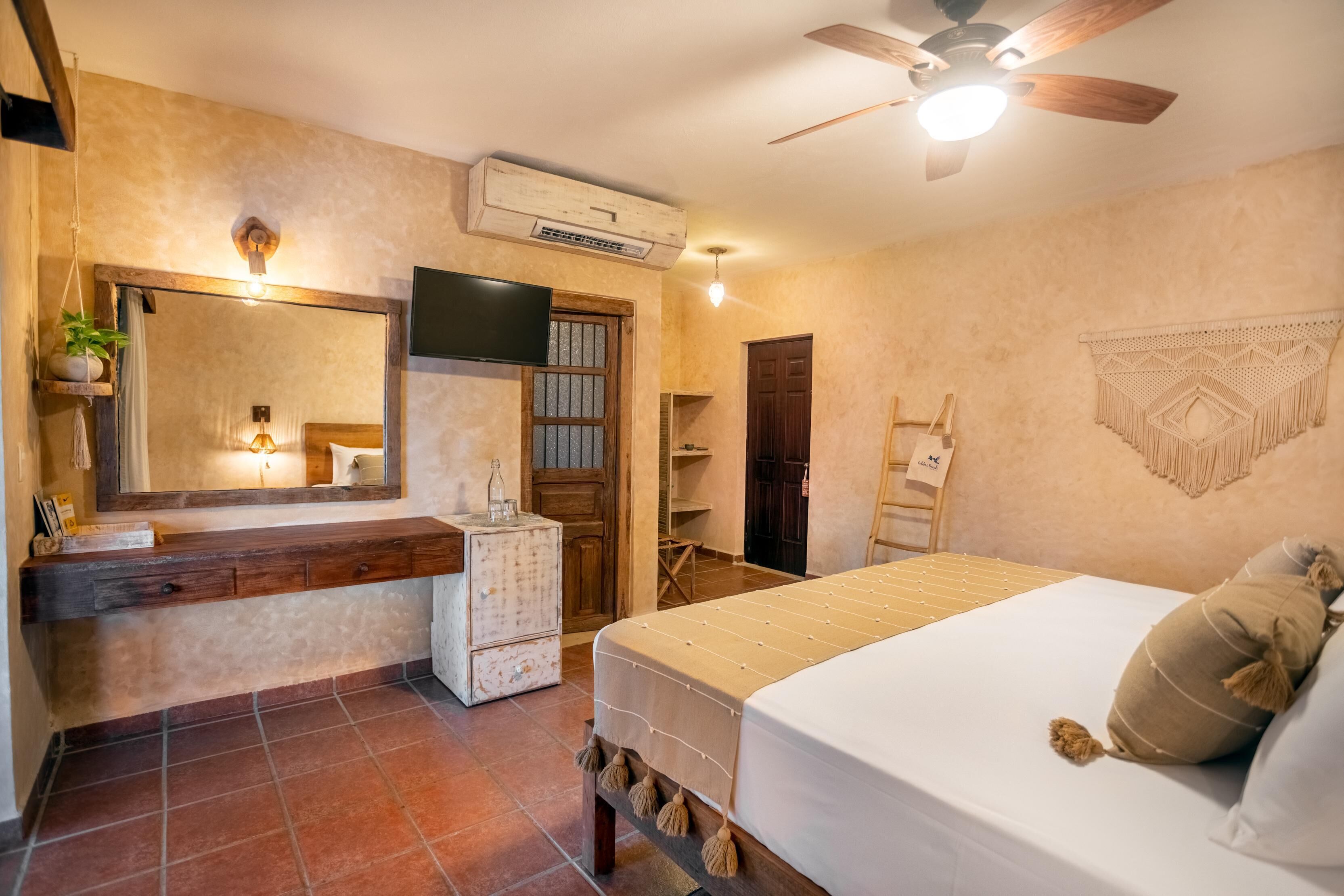 Bar mini, peti besi dalam bilik, Wi-fi percuma, cadar katil 