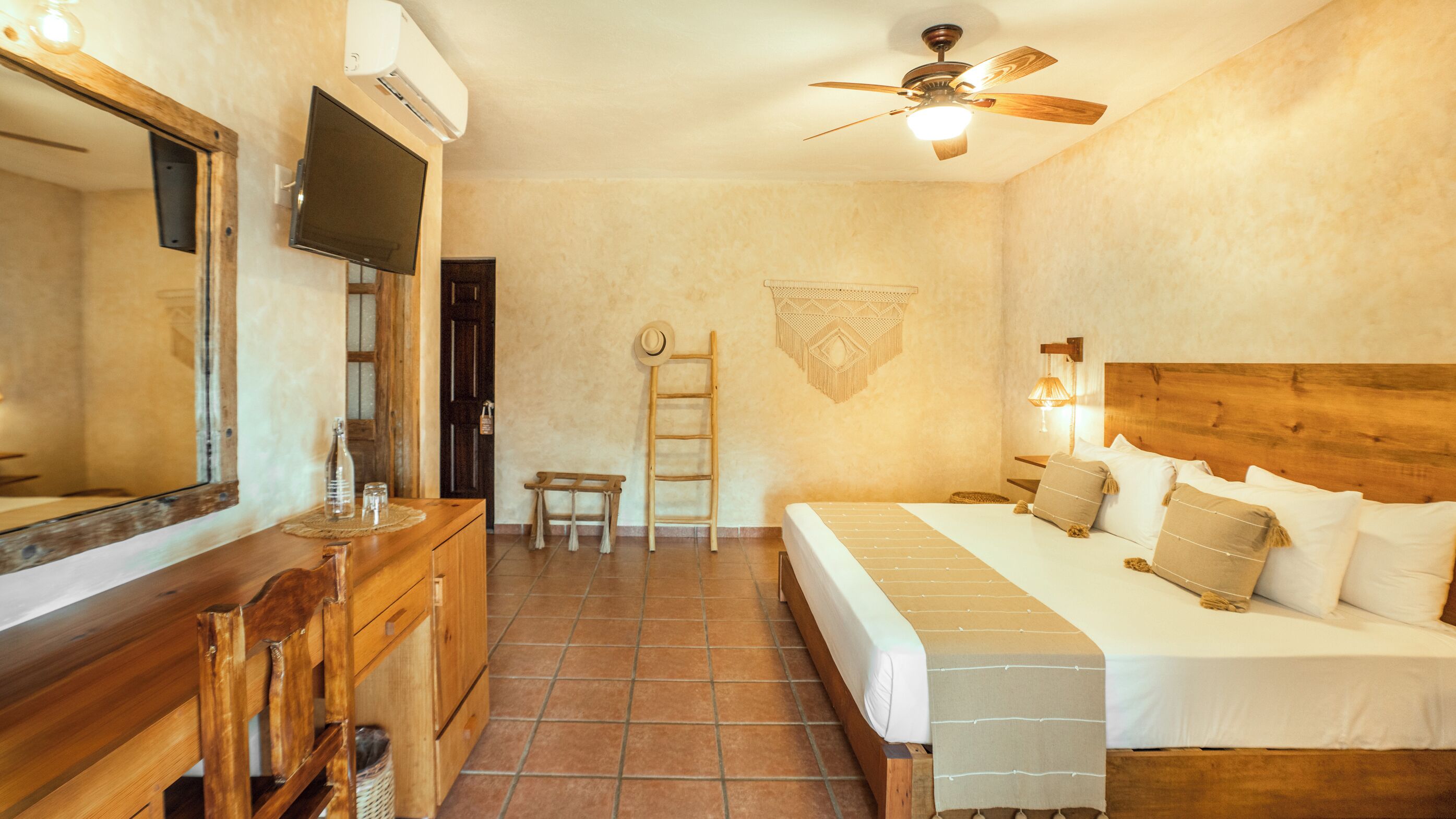 Habitación superior, 1 cama King size, vista parcial al océano | Minibar, caja de seguridad en la habitación, wifi gratis y ropa de cama 