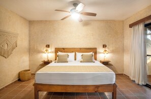 Minibar, caja de seguridad en la habitación, wifi gratis y ropa de cama 