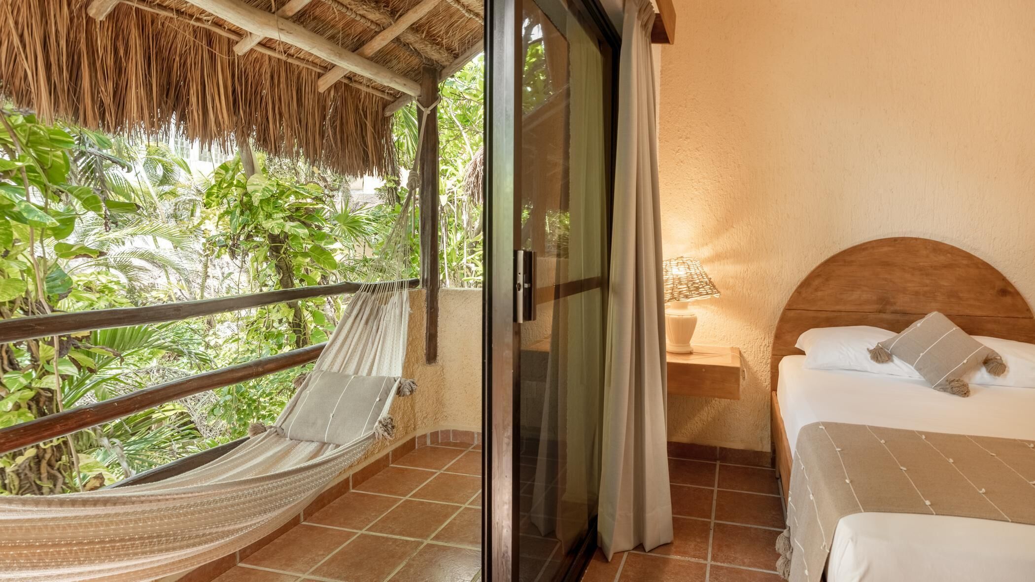 Minibar, in-room safe, WiFi (free), bed sheets