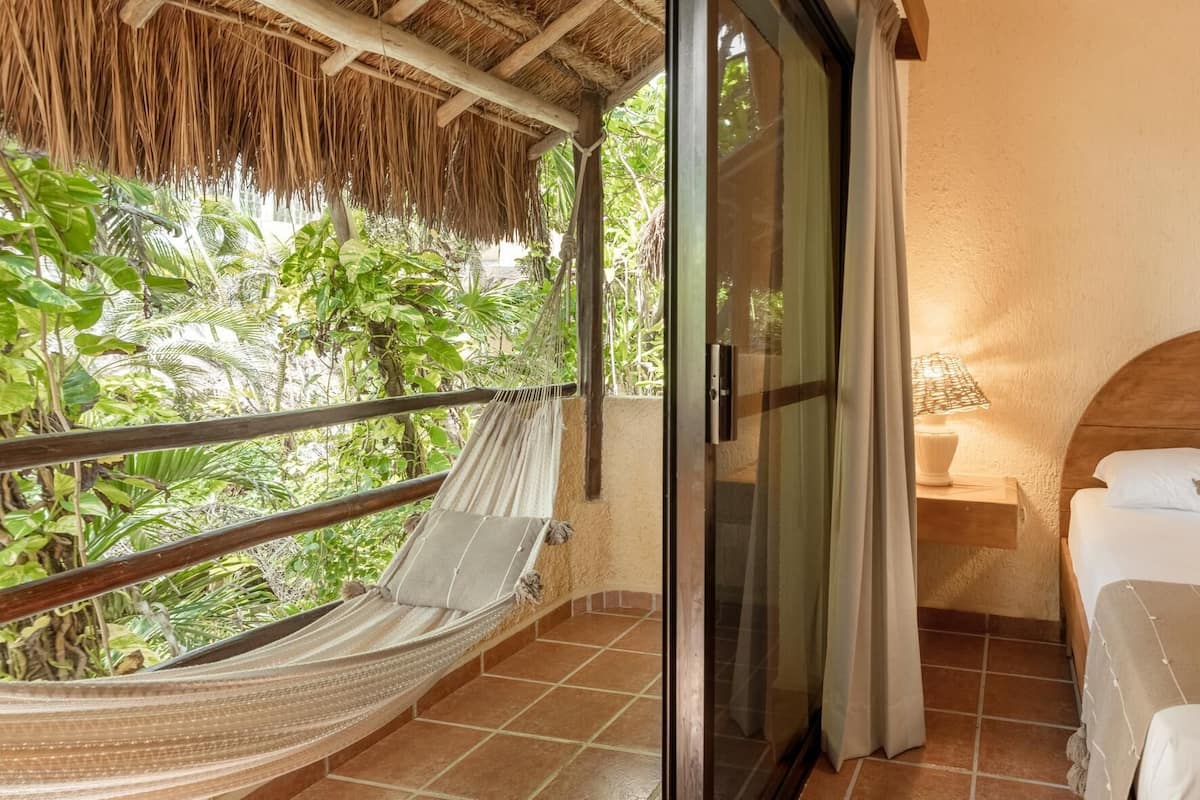 Minibar, in-room safe, WiFi (free), bed sheets