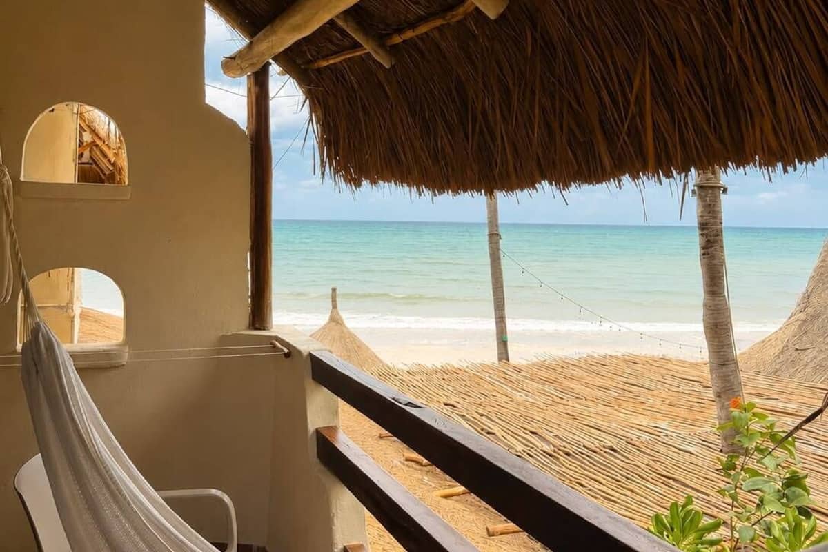 Habitación superior, 1 cama de matrimonio grande, vistas parciales al mar | Minibar, caja fuerte, wifi gratis y ropa de cama