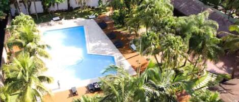 Una piscina al aire libre