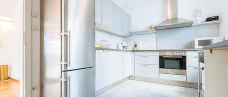 Cobertura, 3 quartos, 2 banheiros, vista para a cidade (Opernring 7) | Cozinha privada | Geladeira grande, micro-ondas, cooktop, lava-louças