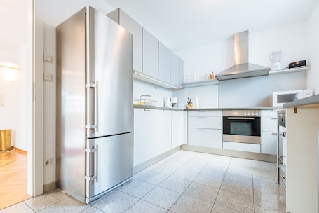 Refrigerador con freezer, microondas, placa de cocina, lavavajillas