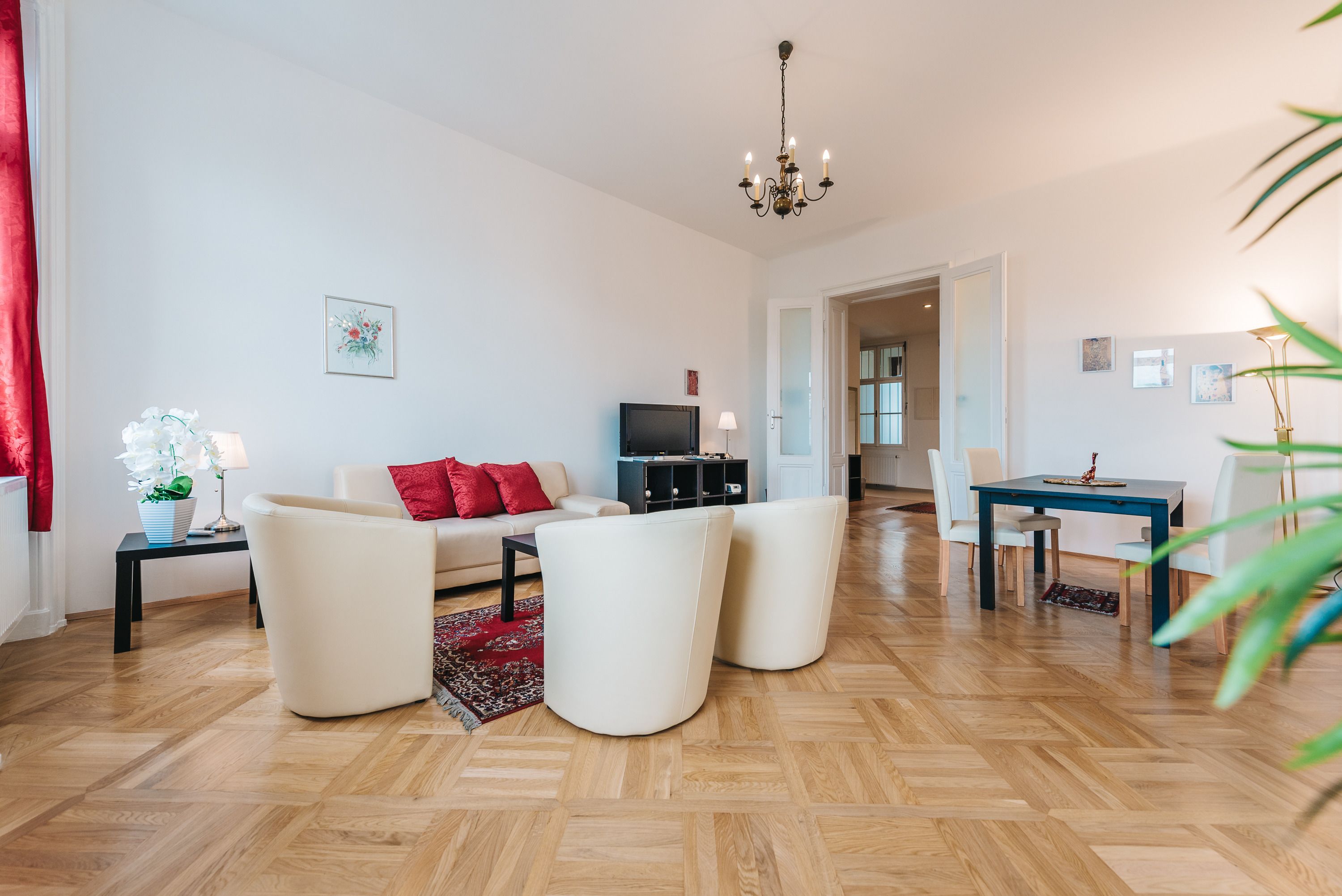 Literie de qualité supérieure, bureau, fer et planche à repasser