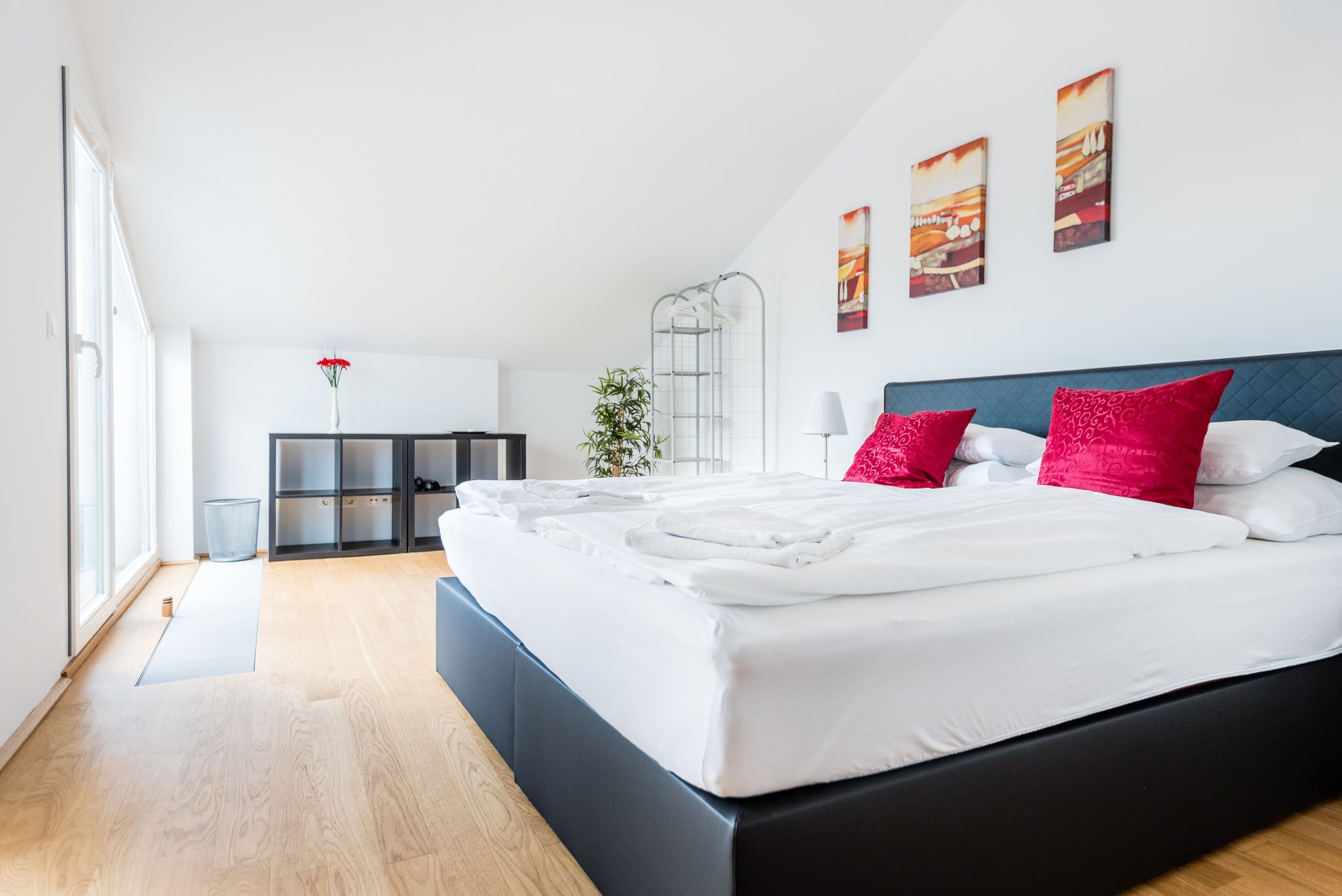 Literie de qualité supérieure, bureau, fer et planche à repasser