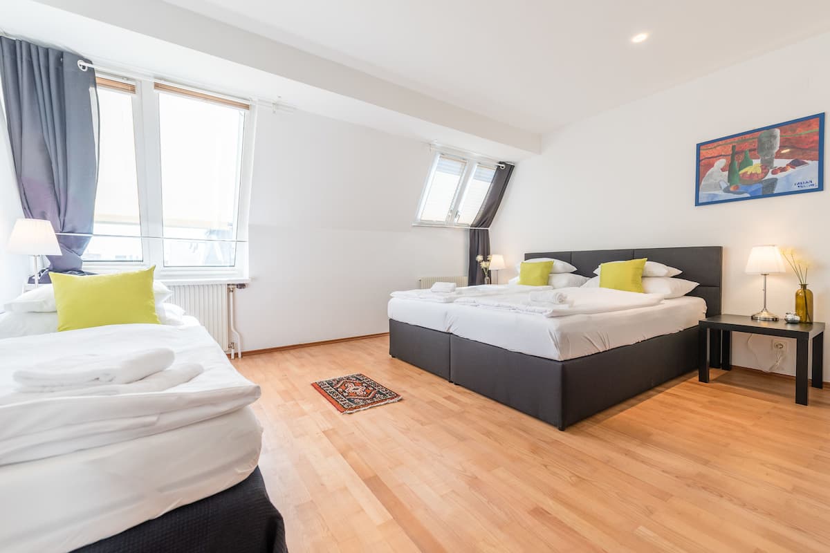 Attico, 3 camere da letto, 2 bagni, vista città (Kärtnerstrasse 28) | Biancheria da letto di alta qualità, una scrivania, ferro/asse da stiro