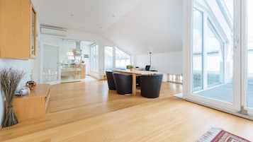 Apartment, 4 Bedrooms, 2 Bathrooms, City View (Mozartblick I - Opernring 23) | Premium bedding, desk, iron/ironing board, travel crib
