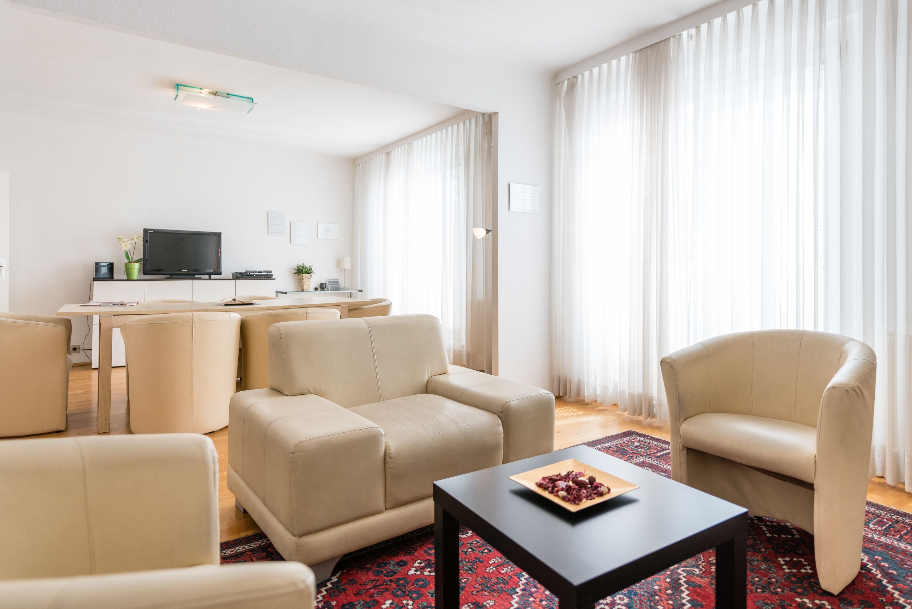 Literie de qualité supérieure, bureau, fer et planche à repasser