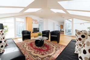 Apartamento, 4 quartos, 2 banheiros, vista para a cidade (Mozartblick I - Opernring 23) | Área de estar no saguão