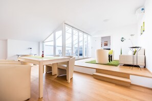 Dach-Apartment Drei Schlafzimmer - (Opernring 23) | Hochwertige Bettwaren, Schreibtisch, Bügeleisen/Bügelbrett