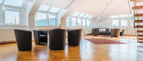 Premium bedding, desk, iron/ironing board, travel cot