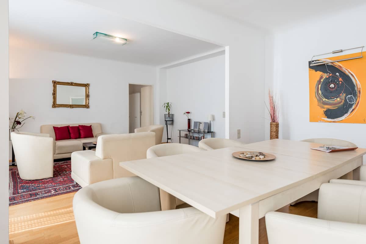 Apartment, 4 Bedrooms, 2 Bathrooms, City View (Opernblick I - Walfischgasse 9) | Premium bedding, desk, iron/ironing board, travel crib