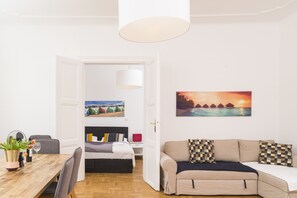 ดีลักซ์อพาร์ทเมนท์, 2 ห้องนอน | 2 ห้องนอน, ห้องพักตกแต่งอย่างมีเอกลักษณ์, ตกแต่งพิเศษโดยเฉพาะ, โต๊ะทำงาน