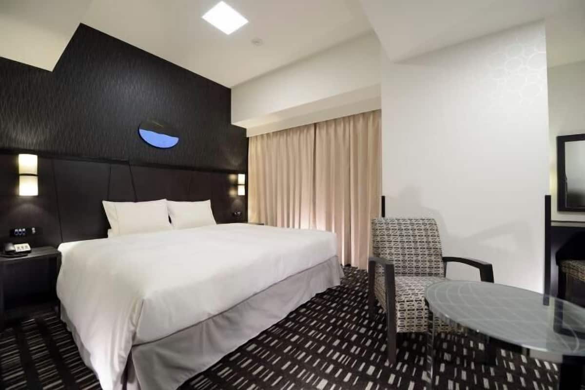 1 bedroom, down comforters, in-room safe, laptop workspace