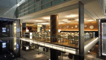 朝食、ランチ、ディナーに営業