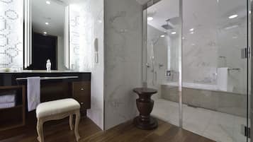 Une salle de bain moderne avec un meuble-lavabo en marbre, une cabine de douche en verre et un banc en bois.