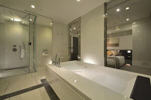 Suite (Collaboration) | Kamar mandi | Perlengkapan kamar mandi ramah lingkungan, pengering rambut,  dan sandal