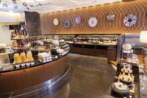 每日供应自助式早餐（每人 JPY 3200）