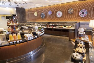 Daily buffet breakfast (JPY 3200 per person)