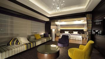 Suite | Down comforters, in-room safe, laptop workspace, soundproofing