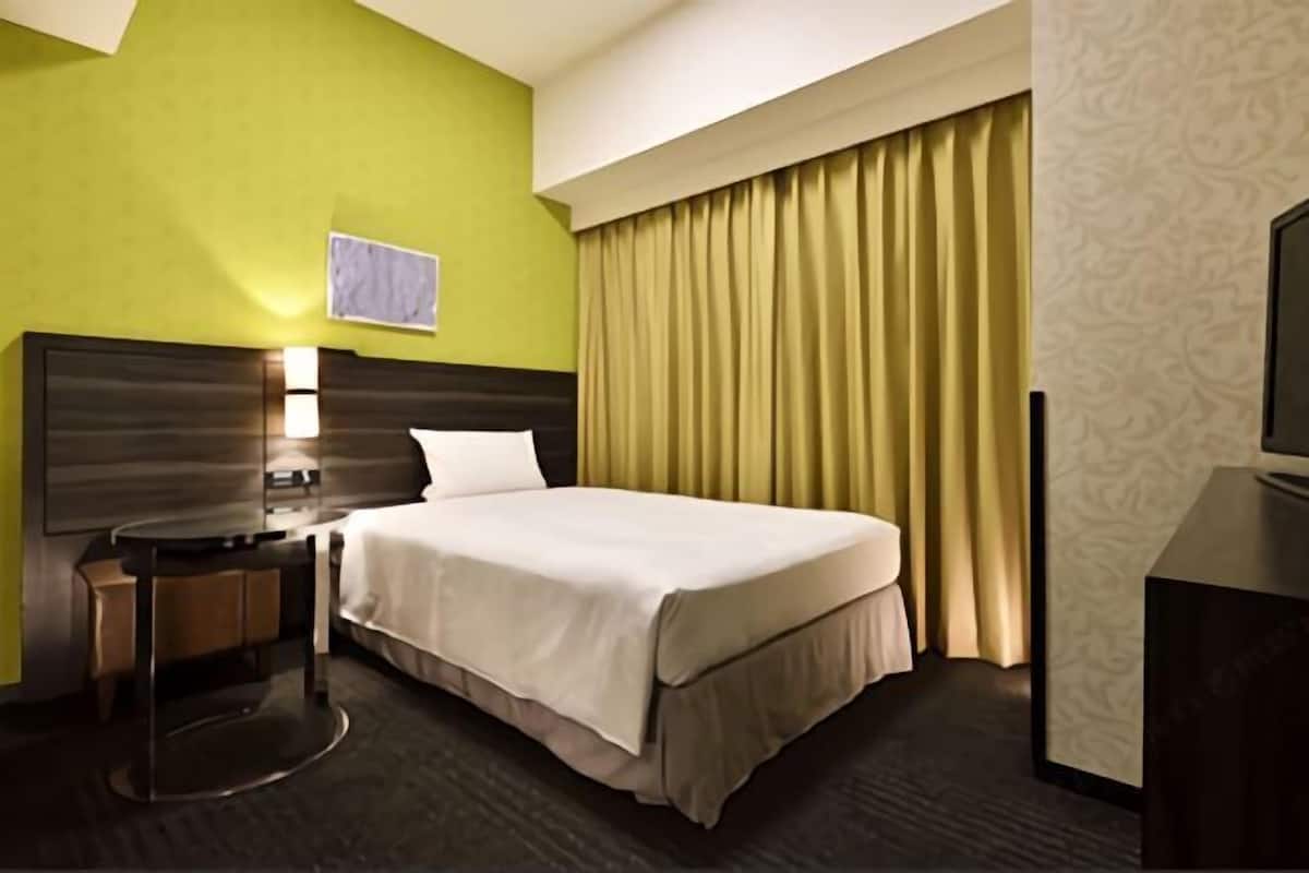 1 bedroom, down comforters, in-room safe, laptop workspace
