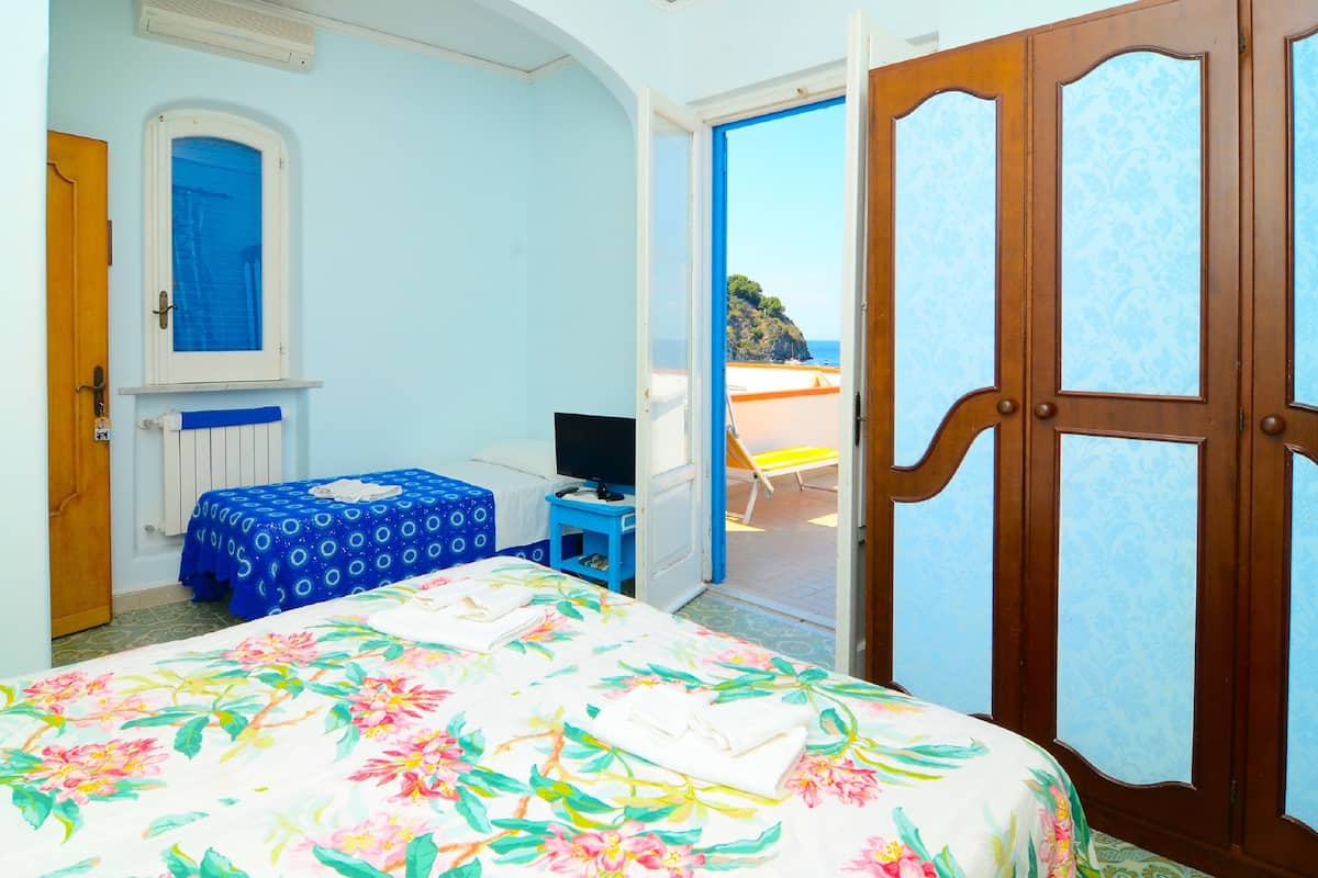 desk, blackout curtains, cots/infant beds, rollaway beds