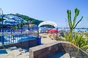 Playa privada, sillas reclinables de playa, sombrillas