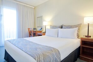 Escritorio, espacio para trabajar con laptop y cortinas blackout