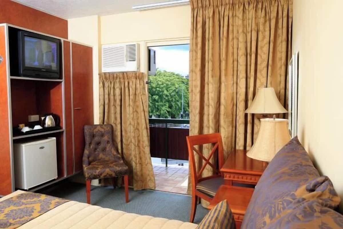 Escritorio, espacio para trabajar con laptop y cortinas blackout