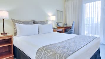 Työpöytä, kannettavalle tietokoneelle sopiva työtila, pimennysverhot