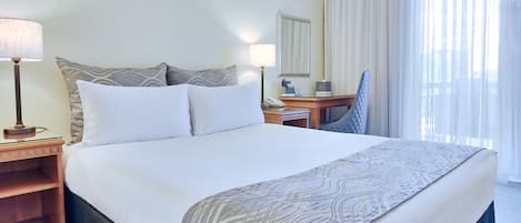 Schreibtisch, laptopgeeigneter Arbeitsplatz, Verdunkelungsvorhänge