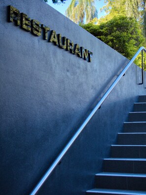Portaat johtavat seinälle, jossa on suurin kirjaimin kirjoitettu sana ”RESTAURANT”.