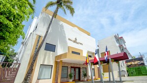 Un hôtel doté d’une façade moderne, d’une entrée imposante et d’un mât où flotte un drapeau.